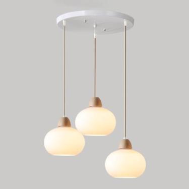 Imagem de Luminária de teto suspensa com 3 lâmpadas, cúpula de vidro e acabamento em madeira, estilo nórdico moderno, lustre clássico em formato de cluster para ilha de cozinha e sala de jantar.