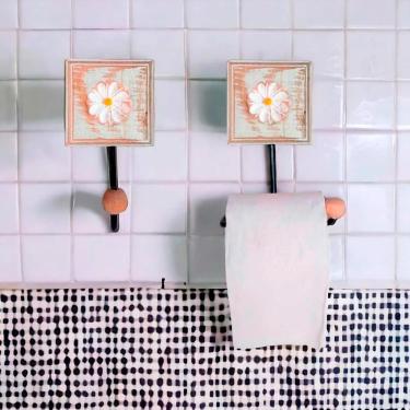 Imagem de Kit Banheiro 2 Porta Papel Higiênico 2 Toalheiros Flor com Design Vintage e Flores Esculpidas à Mão Rosa Estilo Rústico