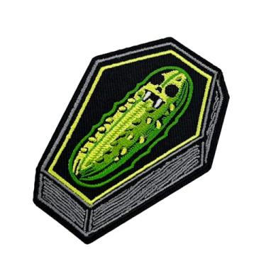 Imagem de Picles engraçados de vampiro gótico descansando em um caixão preto bordado a ferro no remendo, presentes de picles, presentes de filme de terror