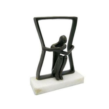 Imagem de Escultura Enfeite Contemp. Pessoa Segurando Quadrado luxo - LUXdécor