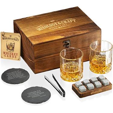 Imagem de Mixology & Craft Conjunto de copos de uísque para homens, 13 peças com pacote de 2 copos de corte de diamante com 8 pedras de resfriamento de granito, 2 porta-copos, pinças e livro de receitas de