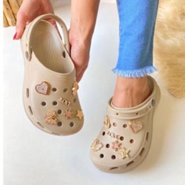 Imagem de Sandalia Babuche Feminina Com Pingentes Dourados Super Leve 997 - Conn