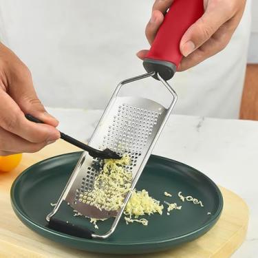 Imagem de Ralador de limão, ralador de queijo de aço inoxidável para gengibre, chocolate, coco, limão, noz-moscada, cítrico, frutas, vegetais com escova de limpeza, vermelho