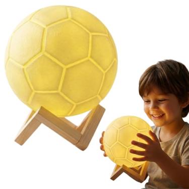 Imagem de Luminária Infantil Bola de Futebol 3D, LED Luz Amarela, PVC Texturizado, 11cm Diâmetro, Sem Fio, Pilhas Inclusas, Decoração Quarto
