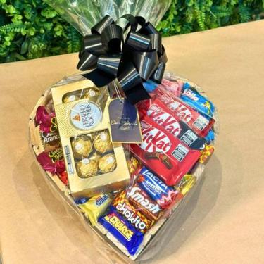 Imagem de Cesta de Chocolate em Formato Coração com Laço para Presente Romântico