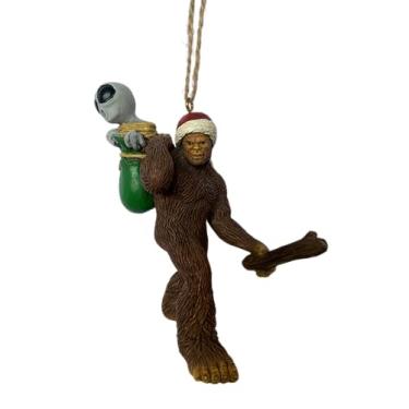 Imagem de Enfeite de árvore de Natal Bella Haus Christmas Shoppe Bigfoot Abduction Alien | 10,8 cm Engraçado Sasquatch Decoração de Estatueta de Natal