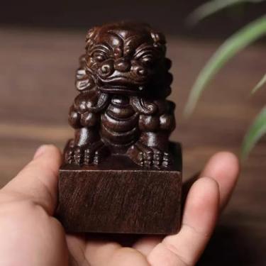 Imagem de FENNYYAR Estátua esculpida à mão com selo de leão em madeira de ágar, 9 cm, decoração de escritório, ornamento de Feng Shui para carro