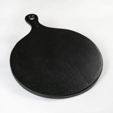 Imagem de The Fine Living Co. Tábua de charcutaria preta, tábua redonda com cabo longo, travessa de madeira de manga para carne, pizza, pão, bandejas de madeira de grau alimentício, 40,6 x 30,5 cm, 1,5 cm de