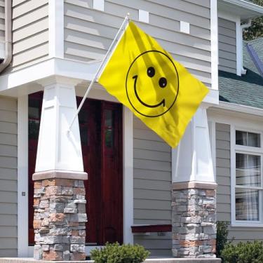 Imagem de Bandeira amarela de 9,5 x 1,5 m - Cor vívida e à prova de desbotamento - Cabeçalho de lona e costura dupla - Bandeiras de poliéster com ilhós de latão 9,5 x 1,5 m