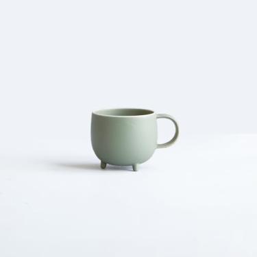 Imagem de KIKIME marumi Caneca mini 185 g – Mini caneca japonesa de porcelana com tripé Mino Ware, design de mistura automática, pode ir ao micro-ondas e à máquina de lavar louça (verde)