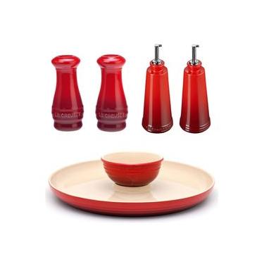 Imagem de KIT LE CREUSET PRATO P/ APERITIVO SALEIRO E PIMENTEIRO 110ML GALHETEIRO ÓLEO E VINAGRE 300ML VERMELHO