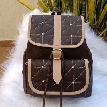 Imagem de Mochila Feminina para Notebook OEM em Couro Sintético 37x40x15 cm Marrom Pequena e Elegante