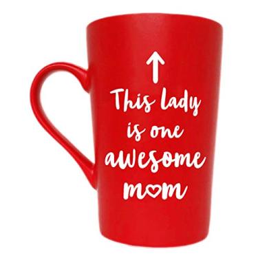 Imagem de MAUAG Caneca de café This Lady is One Awesome Mom Presentes de Natal, copo de citação engraçada para o Dia das Mães ou Dia dos Namorados da filha filho ou marido, vermelho 340 g