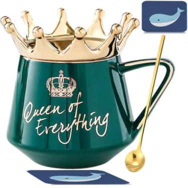 Imagem de Arawat Caneca Rainha de Tudo com Tampa Chávena Verde com Coroa Canecas de Café Presente com Colher e Base para copos 12 oz Cerâmica Rainha Presentes para Mulheres Chávenas Chá Presente para Meninas