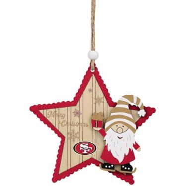 Imagem de FOCO Enfeite de estrela de madeira NFL San Francisco 49ers com gnomo – Decoração de Natal oficialmente licenciada