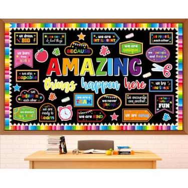 Imagem de gisgfim Conjunto de decorações de quadro de avisos Welcome Back to School Amazing Things Happen Here para sala de aula, recortes de papel colorido, lápis motivacional, quadro de avisos, decoração para