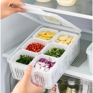 Imagem de Organizador para Geladeira com Tampa – Caixa Transparente com 6 Compartimentos Removíveis – Cestos Vazados para Drenagem e Organização de Temperos e Ingredientes Diversos