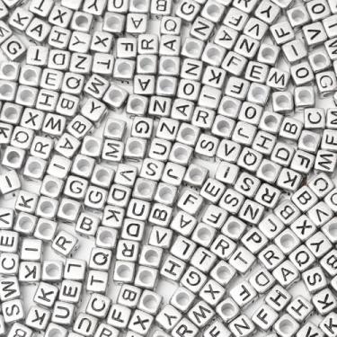 Imagem de Kzyapi 1000 peças de contas de letras prata contas de acrílico 6 x 6 mm alfabeto A-Z contas cubo diy amizade pulseiras fabricação de joias (cubo prata)