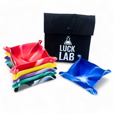 Imagem de Luck Lab – Tigelas de armazenamento de jogos de tabuleiro de silicone + bolsa de armazenamento, pacote com 6 | Bandeja portátil dobrável para guardar pedaços de mesa, chits, componentes, peças, dados | Conjunto de seis cores |