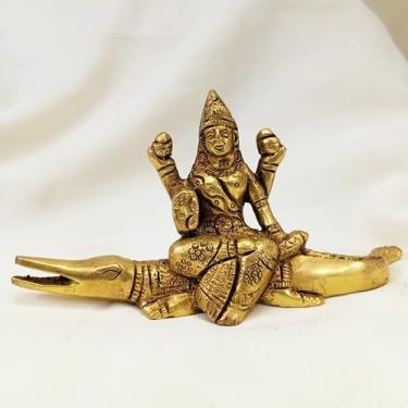 Imagem de Ídolo de latão Ganga Mata sentado no crocodilo pequena estátua de Maa Ganga 6,3 cm estatueta colecionável do rio mais sagrado da Índia para o templo Puja decoração de casa escritório presente 300