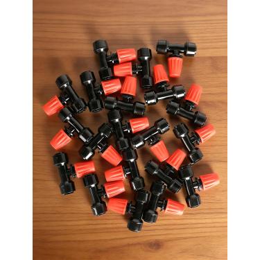 Imagem de 20 cabeças de irrigação por gotejamento, adequadas para mangueiras de 1/4 polegada, com bicos de nebulização ajustáveis para controle de fluxo, ideais para paisagismo, jardins e acessórios agrícolas