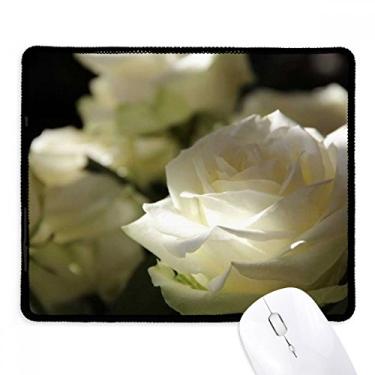 Imagem de Mousepad escuro com rosas brancas, borda costurada, tapete de borracha para jogos