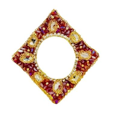 Imagem de Broche de losango luxuoso estilo vintage, banhado a ouro com pedras preciosas de cristal vermelho e detalhes de diamante, joia geométrica