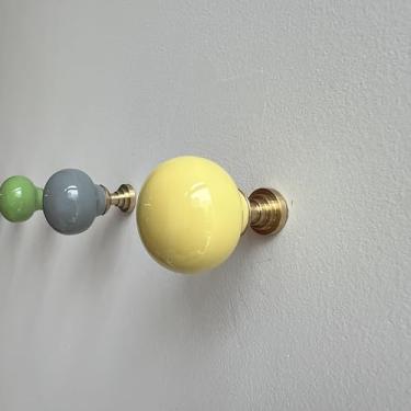 Imagem de NOWILD Ganchos de parede de cerâmica, pacote com 3 puxadores coloridos de cogumelo para pendurar – Decoração de parede boho moderna para berçário, entrada, banheiro