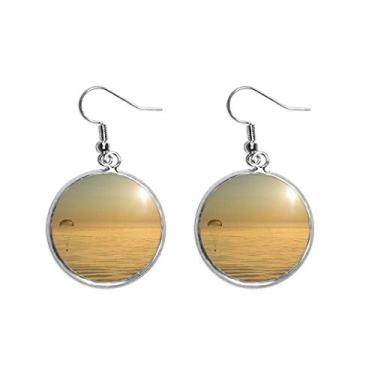 Imagem de Brinco feminino dourado brilhante com pingente de balão e orelha de prata