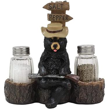 Imagem de Ebros Gift Estatueta rústica de papai urso preto ocidental com espingarda sentado na encruzilhada, banco de troncos de árvore, saleiro e pimenteiro, 16 cm de altura
