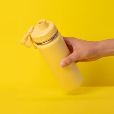 Imagem de Garrafa Térmica Amarela de Aço Inox 780ml com Alça e Bico - Praticidad