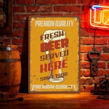 Imagem de 1 peça de arte de parede de placa de lata de cerveja vintage - decoração de pub de metal à prova de ferrugem com frases retrô Cold Beer Best in Town, Bar & Man Cave placa de metal, amarelo