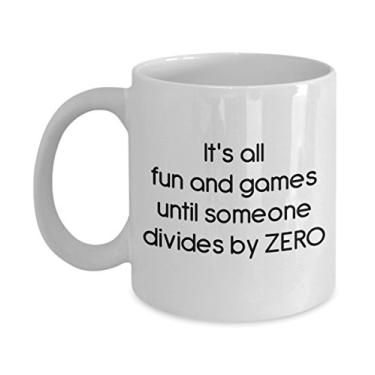 Imagem de Caneca It's All Fun and Games until Someone Divides by Zero – Caneca de café de cacau quente divertido – ideia de presente de aniversário de Natal