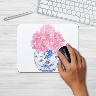 Imagem de Chinoiserie Mouse Pad Peônias Rosa - Tapete de Mesa Estético Vintage Floral Azul e Branco, Base Antiderrapante, 24 × 19 cm