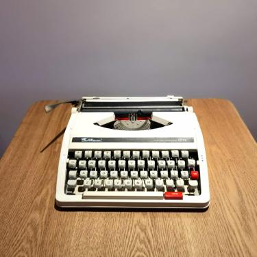 Imagem de Máquina de escrever ubeier Máquina de escrever manual antiquada, máquinas de escrever mecânicas inglesas, máquina de escrever vintage de uso normal para notas ou cartas ou escrita criativa,