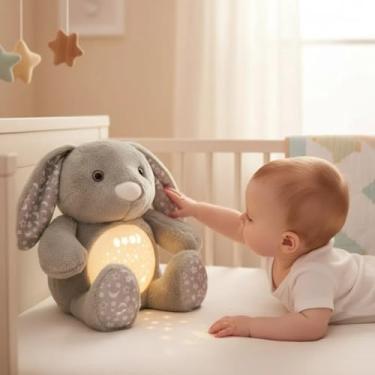 Imagem de Coelho de Pelúcia Com Música Relaxante Projeta Luzes em Formato de Estrelas e Lua