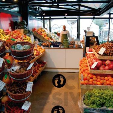 Imagem de Kit 3 Adesivos Chão Pé Fila Distância Higiene Mercados - Kanto Store