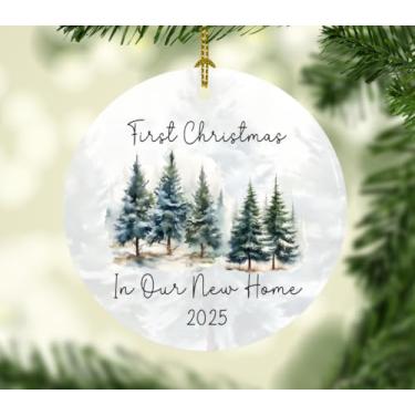 Imagem de Enfeite First Christmas in Our New Home 2025, design de floresta de inverno branco, material MDF, redondo de 8,5 cm, cordão dourado para pendurar, caixa de presente incluída