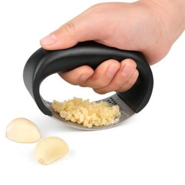 Imagem de Amassador e Espremedor de Alho em Aço Inox, Design Ergonômico, Lâmina Perfurada, cabo em polpropileno