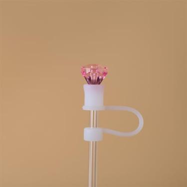 Imagem de Capas de palha, 10 mm Stanley Straw Topper Diamond Designs Pontas de rolhas com alça para garrafa de água 30 e copos de 1,134 g acessórios tampas reutilizáveis de silicone (rosa)
