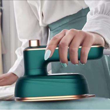 Imagem de Mini Ferro a Vapor Portátil, Verde Esmeralda, 33W, Tanque 50ml, Bivolt 100-240V, Compacto para Viagem e Uso Doméstico, Base em Cobre Rosa