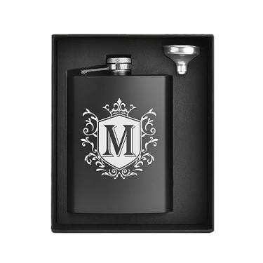 Imagem de Ugiftcorner Presentes com monograma para homens presentes iniciais personalizados presentes de padrinhos presentes de aniversário de Natal para irmão, pai, avô, garrafa de quadril de aço inoxidável para bebidas alcoólicas para homens 236 g com funil letra M