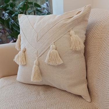 Imagem de Almofada Artesanal Pingente Branco 40x40