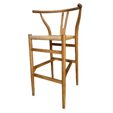 Imagem de Banqueta Valentina Wishbone Rivatti Em Madeira Clara De Olmo Com Assento Tramado Em Corda Natural