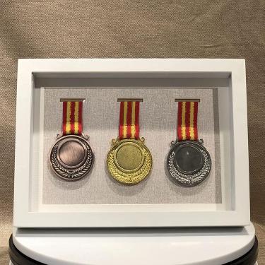 Imagem de Moldura De Exibição De Medalha, Molduras De Fotos De Caixa 3d De Medalha Esportivamoldura De Foto De Imagem Com Certificado Personalizado Com Título, White, 3 medals