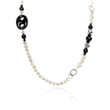 Imagem de Colar de ágata preta feita à mão e clássico de pérolas brancas de água doce. Laços e contas prateadas texturizadas. Fio de 76 cm. Dia das Mães - Presente para mãe, esposa, presente de joias de luxo de