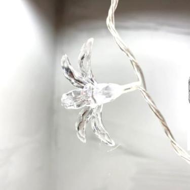 Imagem de Cordão de Lâmpadas Pisca Pisca com 28 Flores Crystal, LED Colorido, 4m, Acrílico, 110V, Decoração