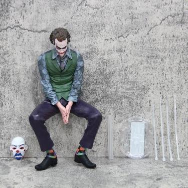 Imagem de Boneco Colecionável Do Joker (Heath Ledger) Sentado Para Decoração De 