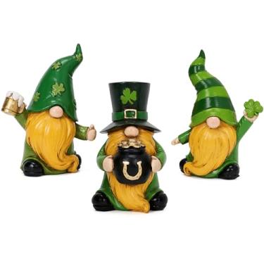 Imagem de Valery Madelyn Estatuetas de gnomo do Dia de São Patrício, conjunto de 3 decoração de duende irlandês com trevos, pote de ouro e caneca de cerveja, mini resina verde branca e presentes de gnomo de São