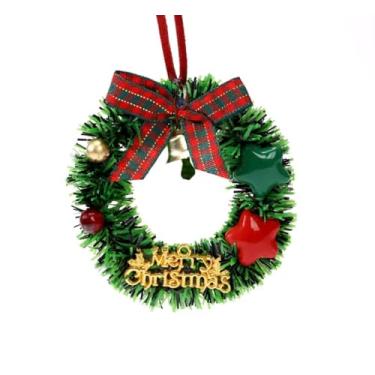 Imagem de Guirlanda de Natal com laço xadrez, guirlanda de tinsel verde, ornamentos vermelhos e dourados, placa de Feliz Natal, decoração de porta de Natal